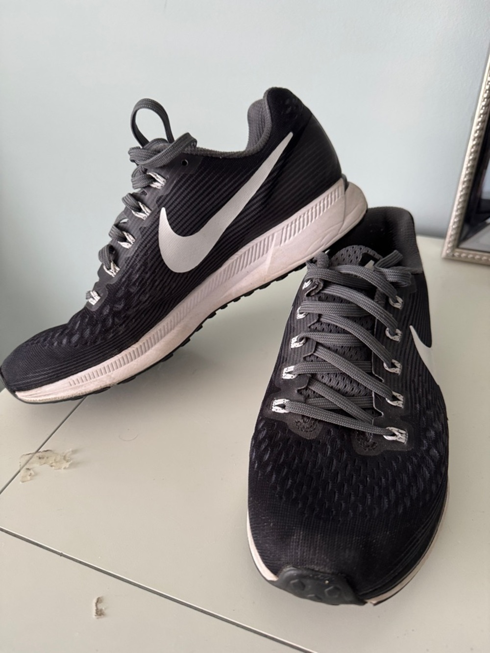 Nike women’s Black/White Running Shoes
